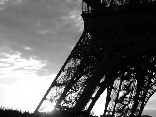 tour-effel-close-sun-bw.jpg