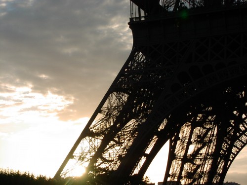 tour-effel-close-sun.jpg